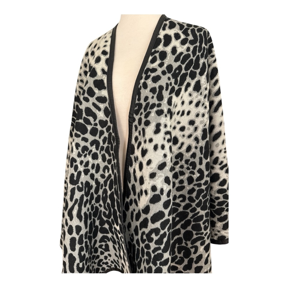 FRAAS Animal Print Ruana Wrap Poncho‎ Black & White Trim One Size Women’s Shawl - Picture 6 of 10
